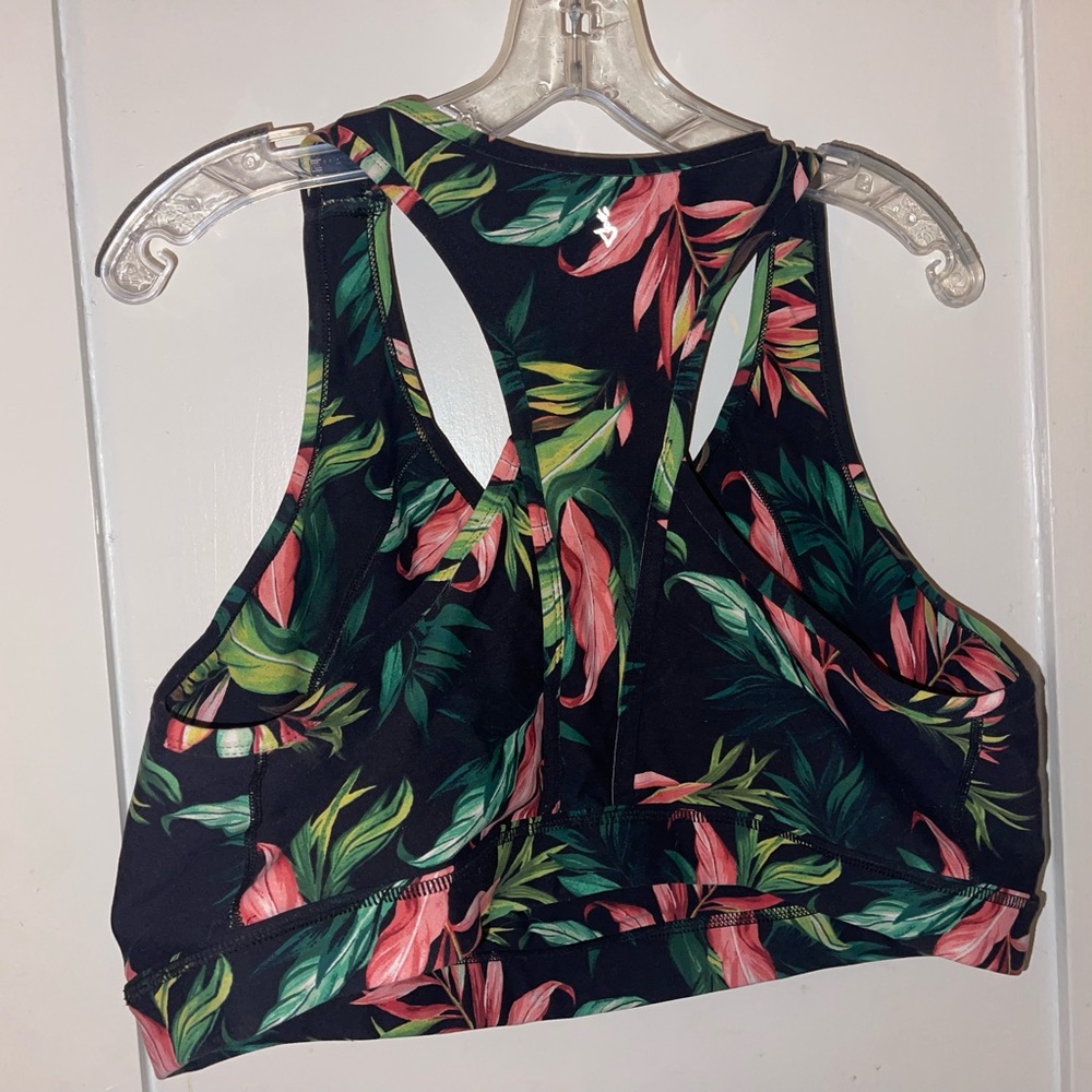 Sports bra /workout bra slightly worn no rips, great condition nothing wrong